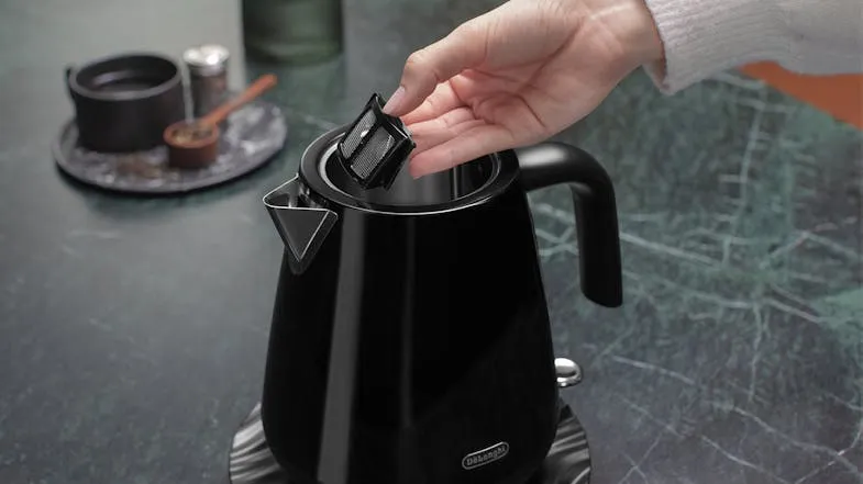 Delonghi Eclettica Kettle Bold Black KBY2001.BK