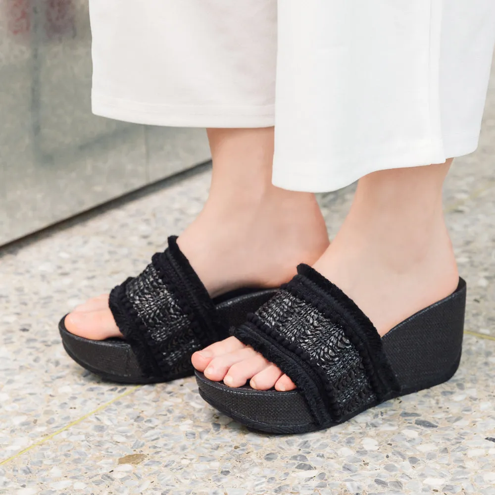 Formentera Embroidery Wedge Slide Sandals (Nero)